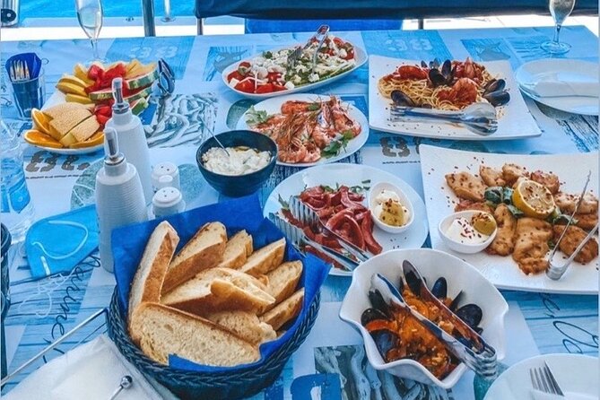 Half-Day Exclusive Catamaran Cruise in Santorini With Meal and Open Bar - Issues With Pick-Up, but Enjoyable Experience