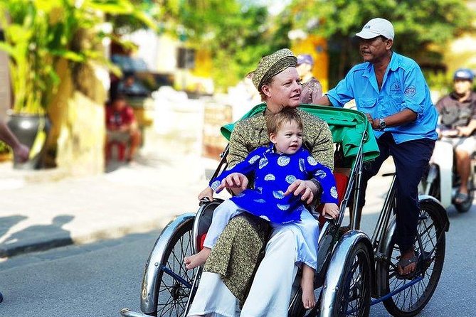 Half-day HOI AN CYCLO TOUR IN VIETNAMESE TRADITIONAL AO DAI - Language Options and Group Size