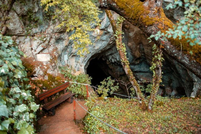 Half-Day Tour to Klis Fortress and VranjačA Cave - Stella Croatica Experience