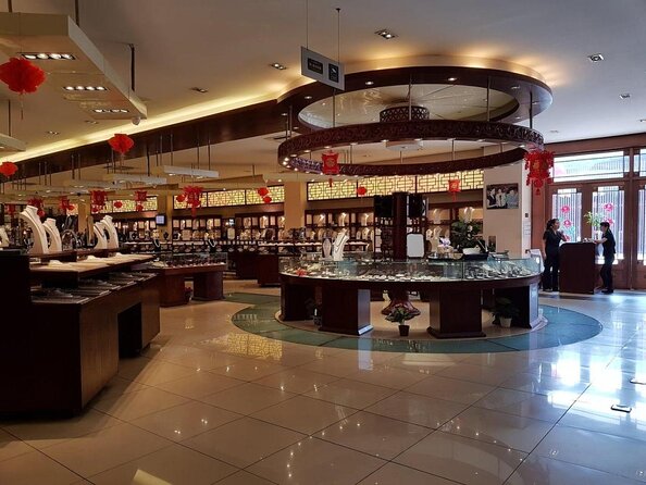 Half Day Tour:Market Shopping Acrobatic Show & Peking Duck Dinner - Market Shopping Experience
