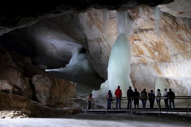 Hallstatt & Ice Cave & 5 Fingers Private Tour From Salzburg - Hallstatt Sightseeing and Activities