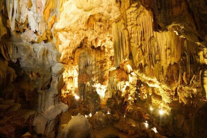 Halong Bay 4 Hours Cruise Trip: Thien Cung Cave & Kayaking - Thien Cung Cave Exploration