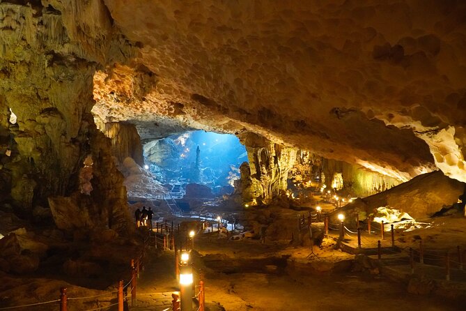 Halong Bay Day Cruise With Kayaking, Swimming, Hiking and Lunch - Lunch