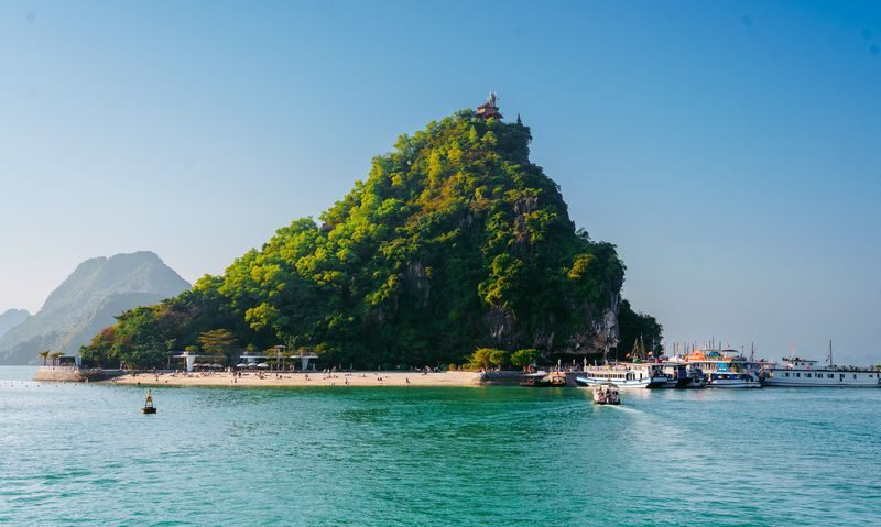 Halong Bay Day Tour (Japanese) | 6-Hour Cruise, Ti Top Island, Kayak Experience - Kayaking or a rowing boat among the karsts