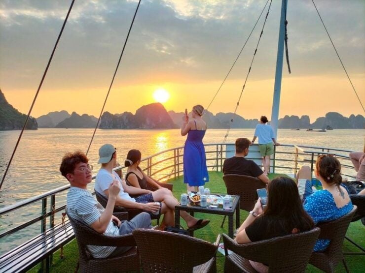 Halong Bay Deluxe Cruise 6 Hours Trip, Lunch, Kayaking, Swim - Activity Highlights