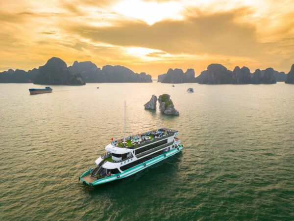 Halong Bay Discovery Day Cruise Trip From Cai Lan Port - Scenic Attractions