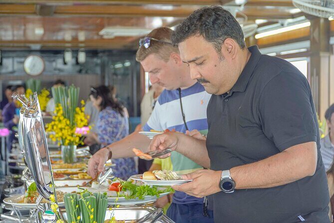 Halong Bay Luxury Cruise Day Tour with Buffet Lunch and Pick Up - Food and Beverage: Savoring the Seafood Buffet