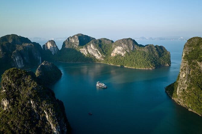HALONG BAY LUXURY IRIS CRUISE DAY TRIP-BEST SELLER: Kayak, Music - Good To Know