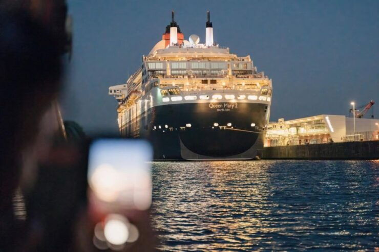 Hamburg: 1.5-Hour Evening Lights Harbour Cruise on a Ship - Experience