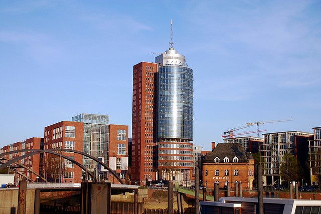 Hamburg: 1.5-Stunden Comedy-Bustour Auf Deutsch - Inclusions and Logistics