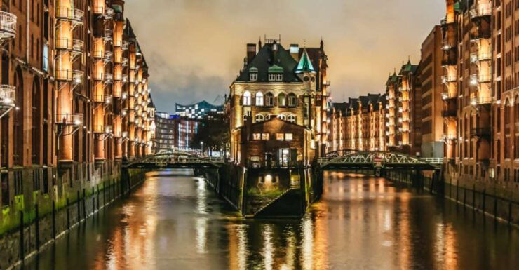 Hamburg: 1.5h Grand Harbor Evening Lights Cruise - Highlights of the Evening Cruise