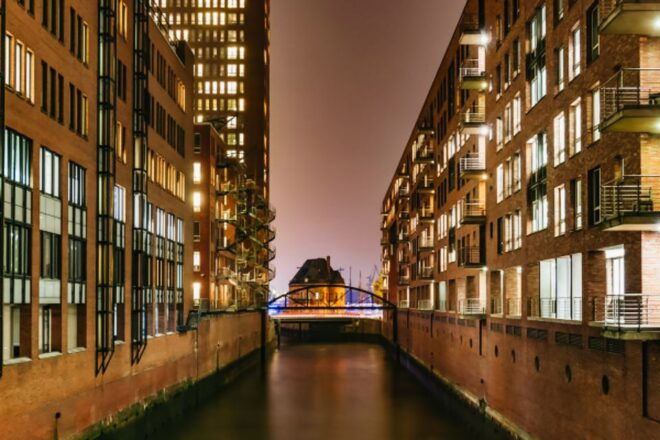 Hamburg: 1.5h Grand Harbor Evening Lights Cruise - Full Description of the Harbor District Cruise