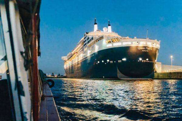 Hamburg: 1.5h Grand Harbor Evening Lights Cruise - Location and Product ID