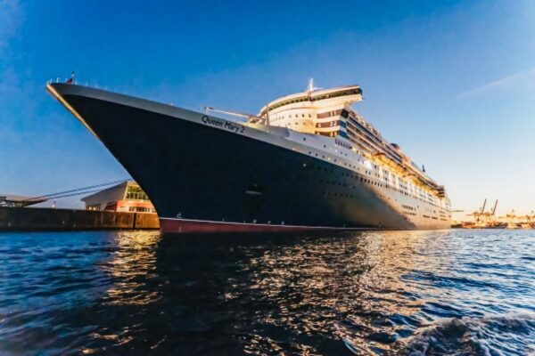 Hamburg: 1.5h Grand Harbor Evening Lights Cruise - Things to Do in Hamburg: Grand Harbor Evening Lights Cruise