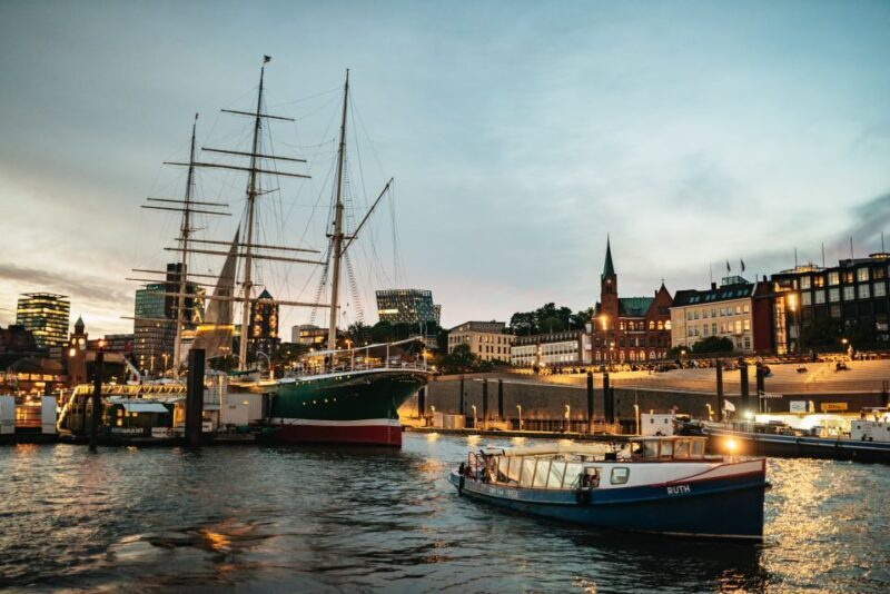 Hamburg: 1-Hour Evening Harbor Lights Cruise - FAQ