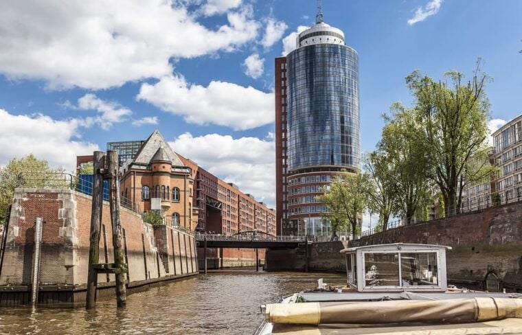 Hamburg: 1 hour harbor boat Tour Hamburg - The Sum Up