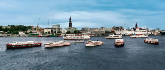 Hamburg: 1-Hour Harbor Cruise - Live Commentary and Audio Guide