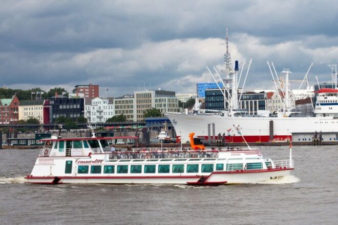 Hamburg: 1-Hour Harbor Cruise - Refreshments Onboard