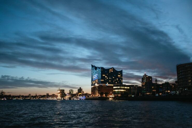 Hamburg: 1-Hour Harbor Evening Lights Cruise - Set out on a Boat Trip Through Speicherstadt