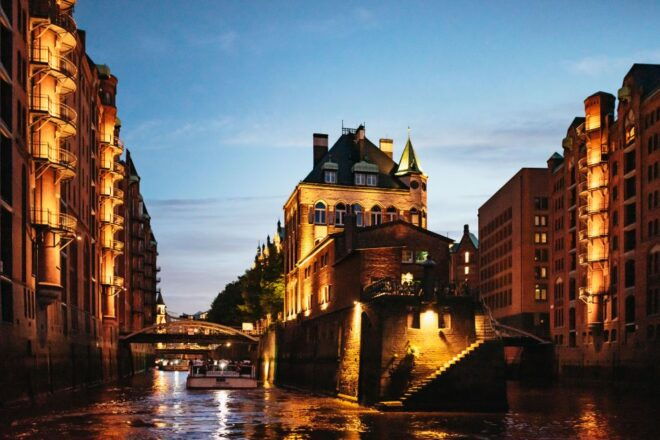 Hamburg: 1-Hour Harbor Evening Lights Cruise - Marvel at Illuminated Ocean Liners and Container Cranes