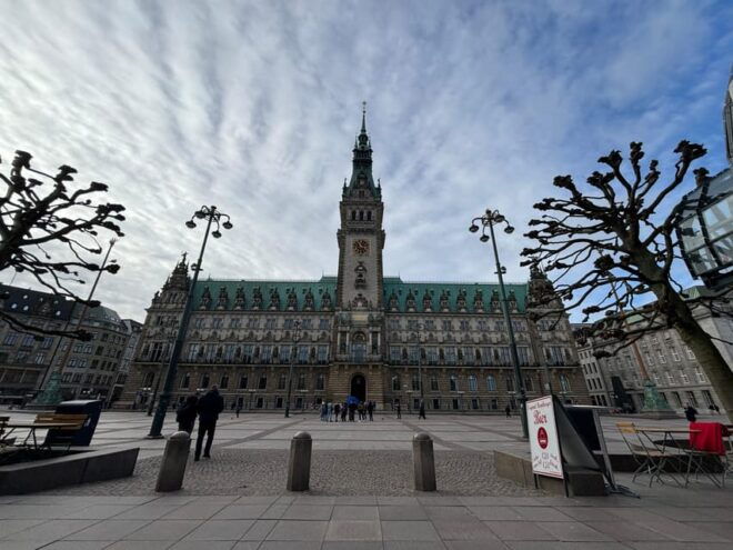 Hamburg: 1-Hour Sightseeing Bus Tour With Live Guide - Participant Information