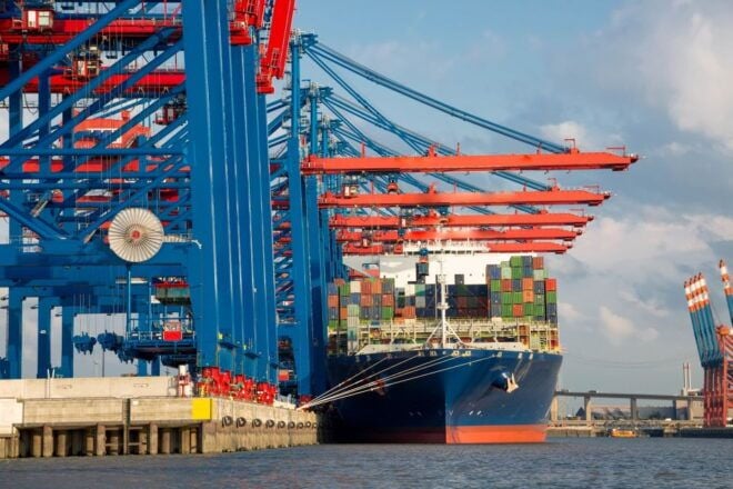Hamburg: 2-Hour Harbor Boat Tour XXL With Live Commentary - The Sum Up