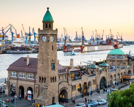 Hamburg: 2-Hour Tour Along the Elbe - Explore the Maritime Flair
