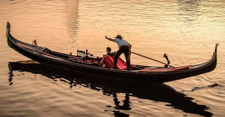 Hamburg Alster Lake Romantic Tour in a Real Venetian Gondola - Key Points