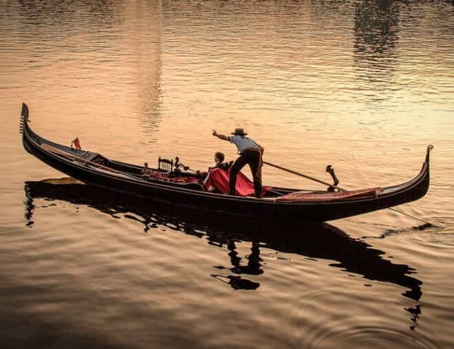 Hamburg Alster Lake Romantic Tour in a Real Venetian Gondola - Gondola Experience