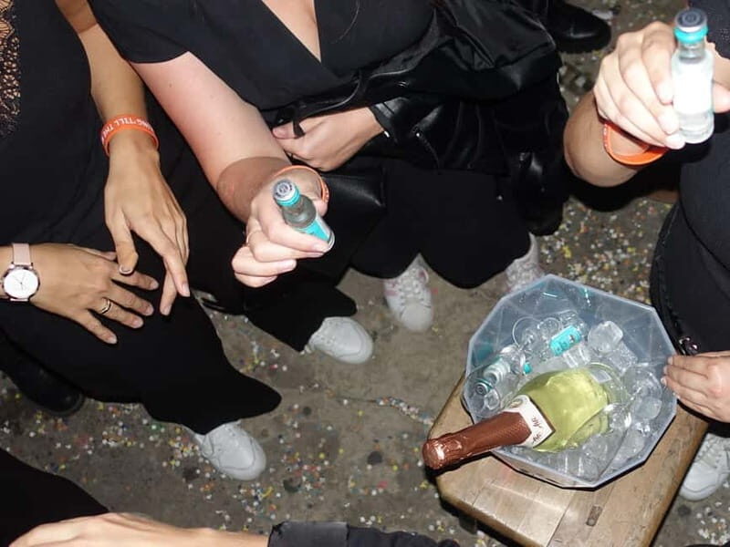 Hamburg: Bachelorette Bar & Club Tour Champagne, Shots & Party - The Night’s Climax: The Club at Reeperbahn