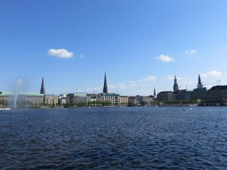 Hamburg Center: Smartphone Scavenger Hunt Sightseeing Tour - Activity Overview