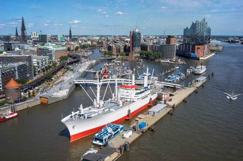 Hamburg City Pass - Getting around by bus, train, and ferry