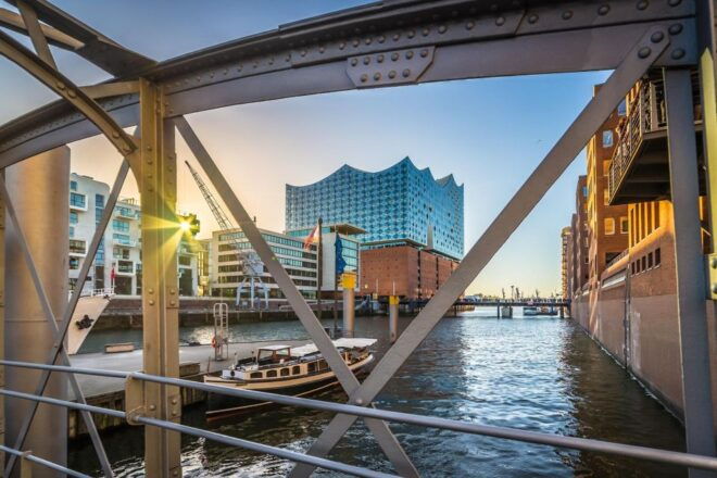 Hamburg Combi: 1,5h Evening Cruise & 2h Reeperbahn Tour - Full Description of the Tour