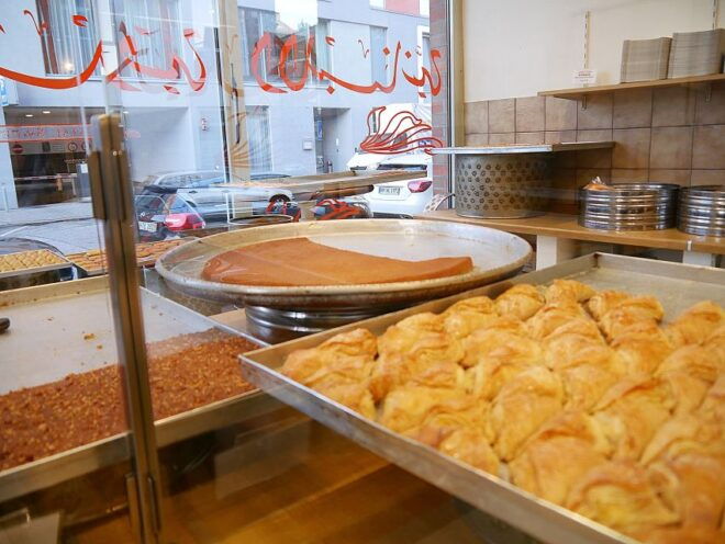 Hamburg: Culinary Insider Tour of St. Georg - Local and Passionate Tour Guide