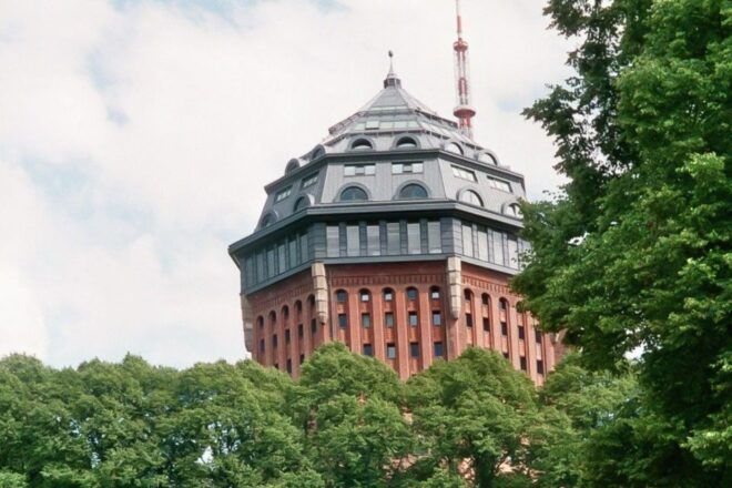 Hamburg: Downtown, Alster & Alternative Areas Bike Tour - Inclusions and Services