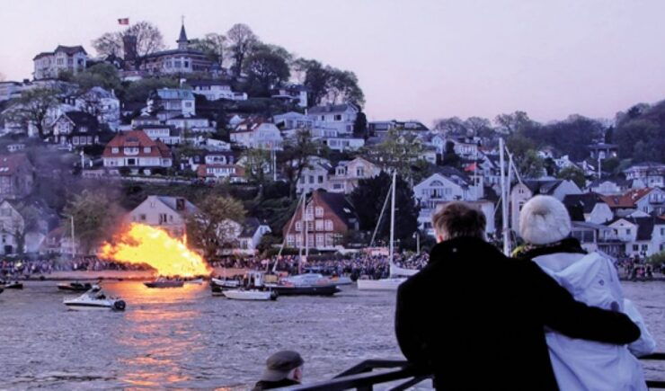 Hamburg: Easter Bonfire and Light Cruise on Easter Saturday - Experience Highlights