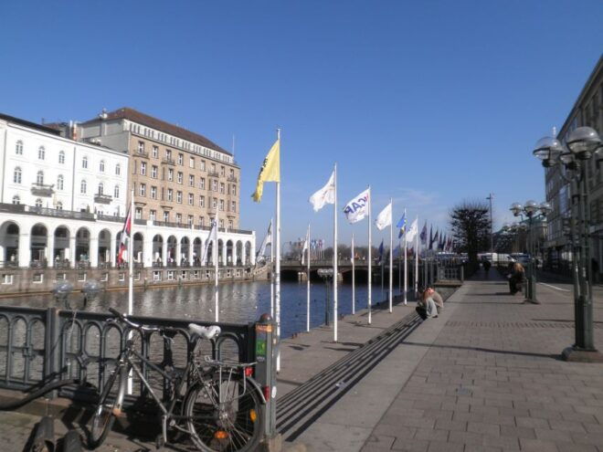 Hamburg: Exclusive Tour by Limousine With Chauffeur - Customer Reviews and Ratings