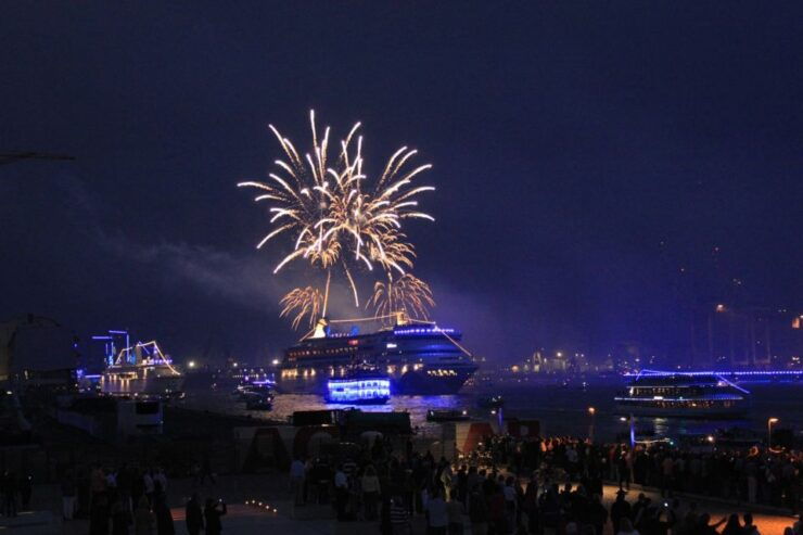 Hamburg: Hamburg Port Anniversary Fireworks Cruise - Highlights of the Fireworks Cruise
