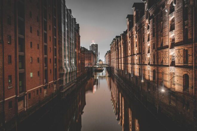 Hamburg: Heart of the City Sightseeing and Photo Tour - Tour Details