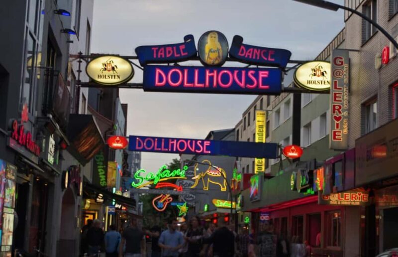 Hamburg: Kiez & Dollhouse: The legendary Reeperbahn tour - An In-Depth Look at the Reeperbahn Tour