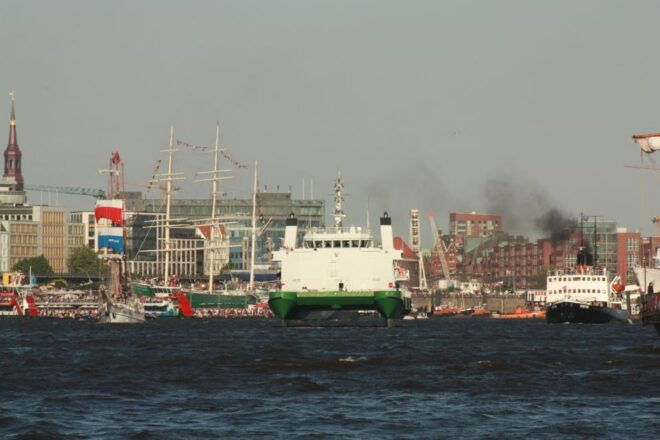 Hamburg: Line F Hop-On Hop-Off Bus and Boat Tour - Helpful Reviews