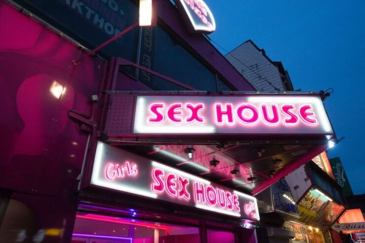 Hamburg: Olivia Jones Tour With Iconic Barker Fabian - Experience Highlights