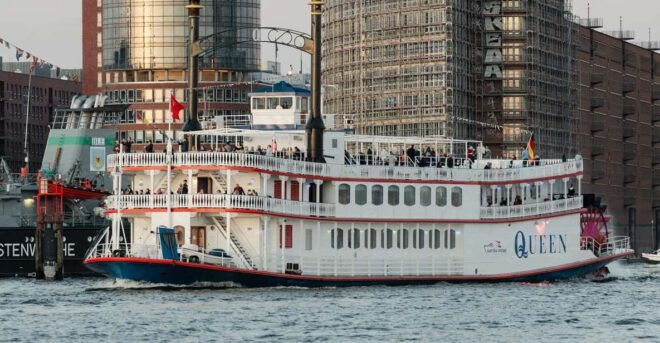 Hamburg: Original XXL Paddle Steamer Tour - Onboard Experience