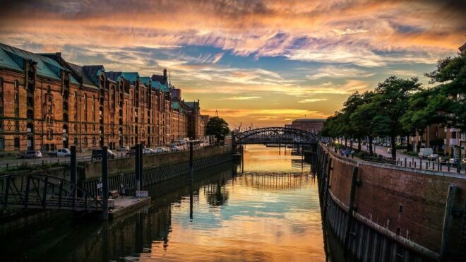 Hamburg: Private Christmas Market Tour - Festive Delights at the Bustling Rathausmarkt