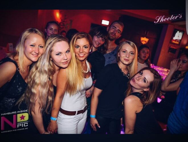 Hamburg: Private Premium Pub Crawl - Relax and Party With Good Music