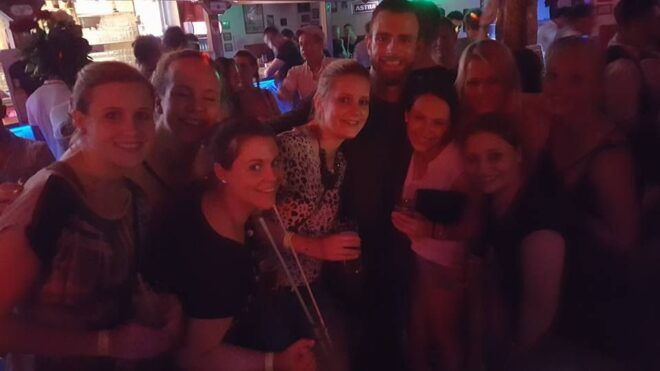 Hamburg: Private Pub Crawl Tour - Exclusive Entry and Welcome Shots