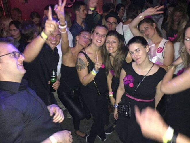 Hamburg: Private Pub Crawl Tour - Party Evening With Music and Drinks