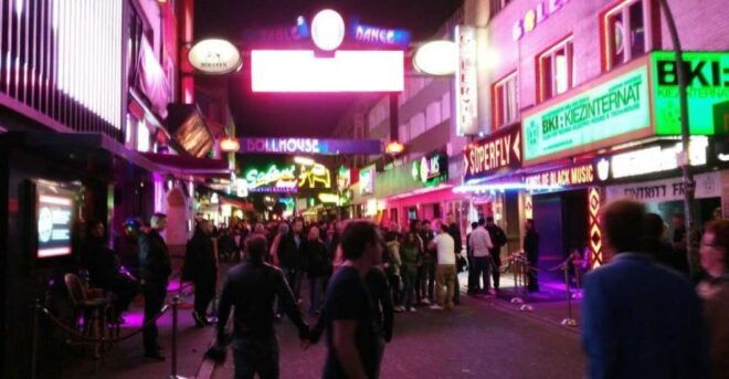 Hamburg: Private Pub Crawl Tour - Exploring the Reeperbahn and Hamburg Nightlife