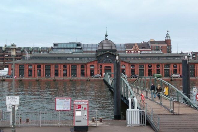 Hamburg: Reeperbahn, Port, & Fish Market Morning Tour - Starting Location