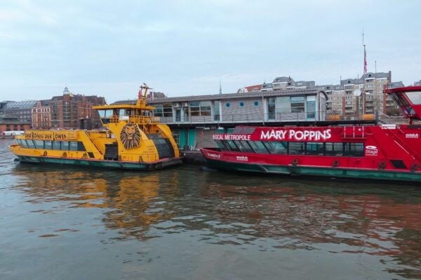 Hamburg: Reeperbahn, Port, & Fish Market Morning Tour - Live Tour Guide